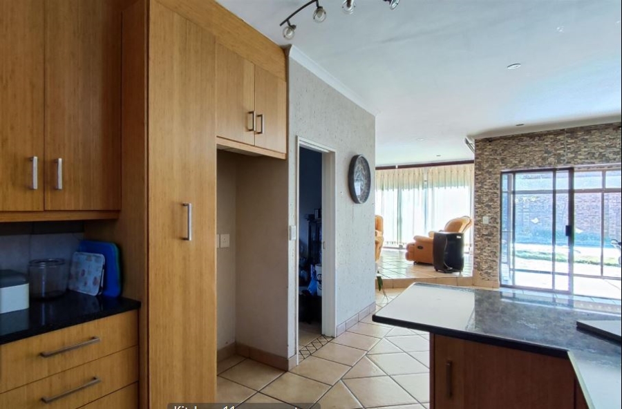 5 Bedroom Property for Sale in Glen Marais Gauteng