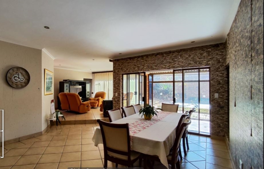 5 Bedroom Property for Sale in Glen Marais Gauteng