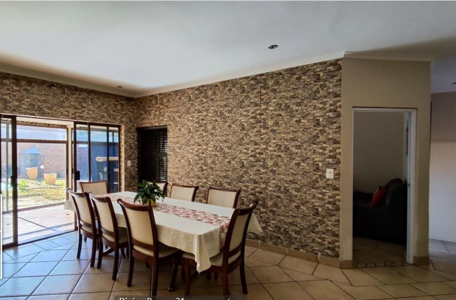 5 Bedroom Property for Sale in Glen Marais Gauteng