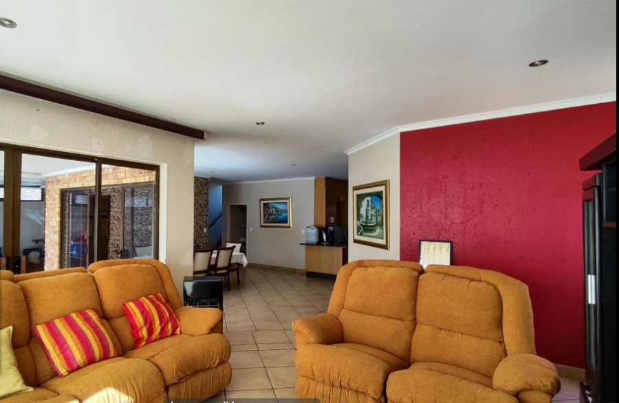 5 Bedroom Property for Sale in Glen Marais Gauteng