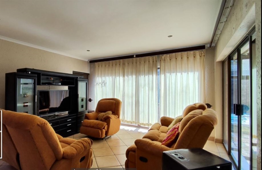 5 Bedroom Property for Sale in Glen Marais Gauteng