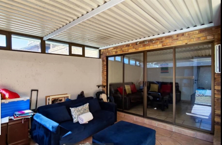 5 Bedroom Property for Sale in Glen Marais Gauteng