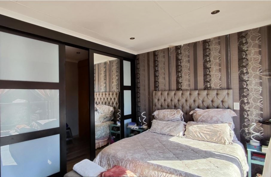 5 Bedroom Property for Sale in Glen Marais Gauteng
