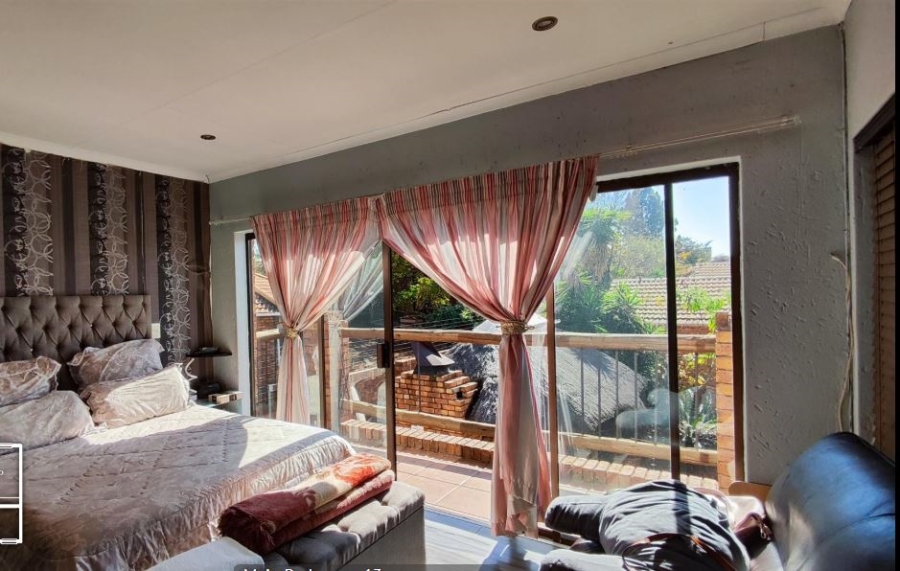 5 Bedroom Property for Sale in Glen Marais Gauteng