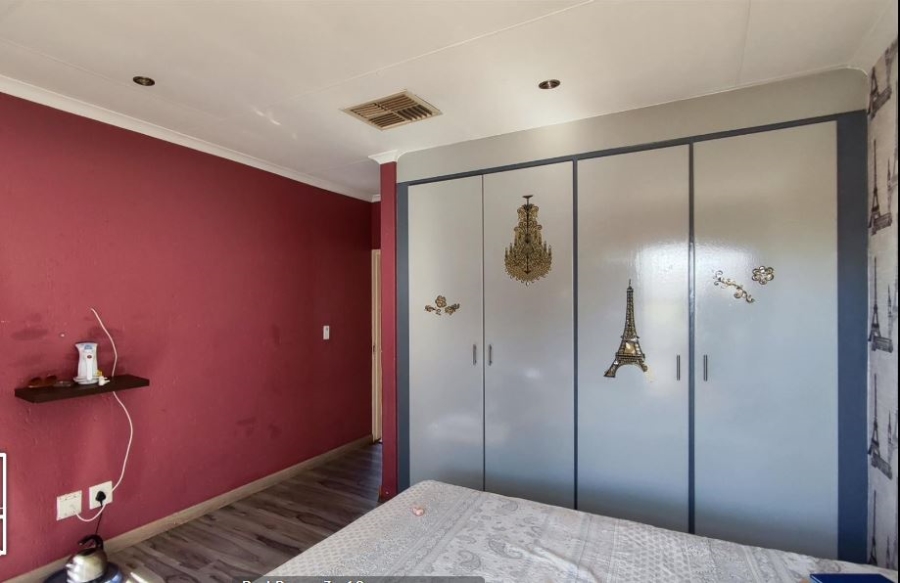 5 Bedroom Property for Sale in Glen Marais Gauteng
