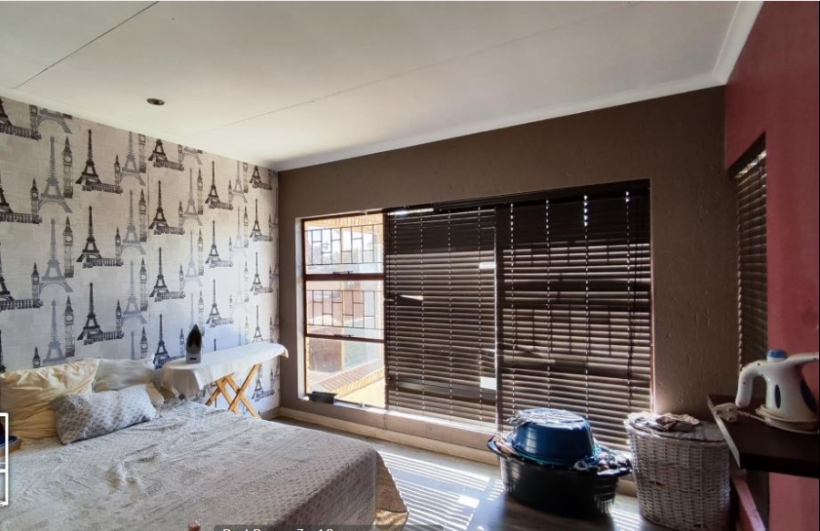 5 Bedroom Property for Sale in Glen Marais Gauteng