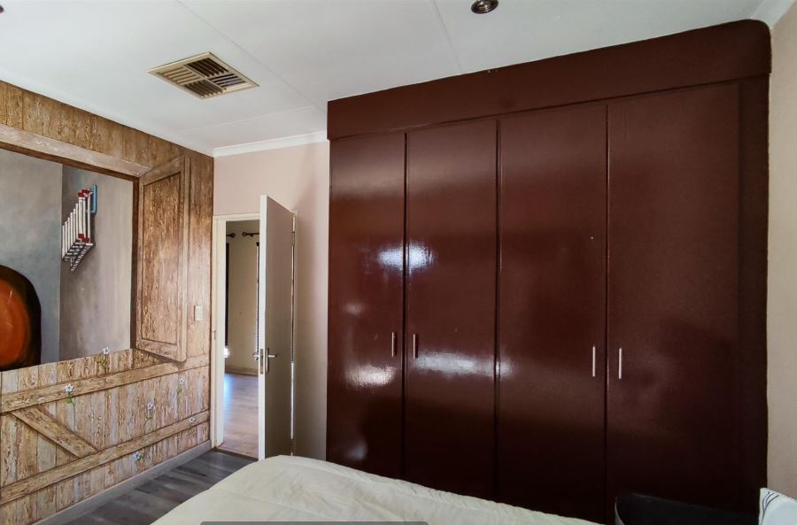 5 Bedroom Property for Sale in Glen Marais Gauteng