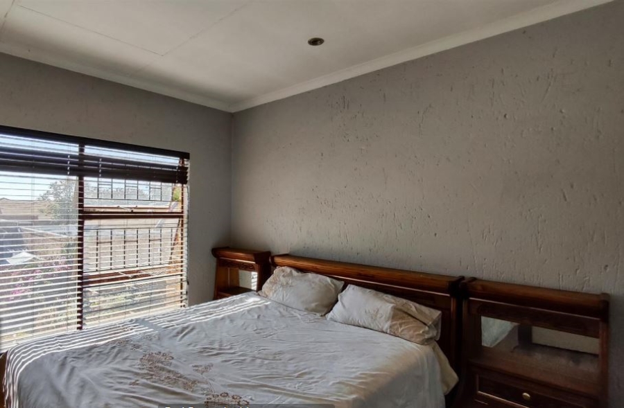 5 Bedroom Property for Sale in Glen Marais Gauteng