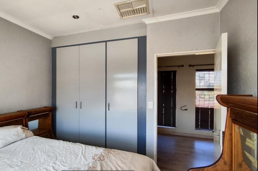 5 Bedroom Property for Sale in Glen Marais Gauteng
