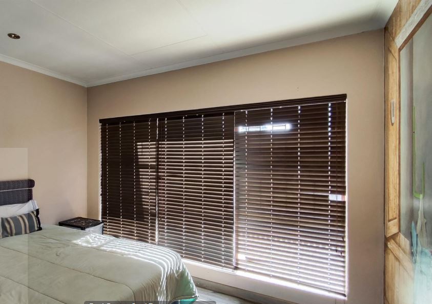 5 Bedroom Property for Sale in Glen Marais Gauteng