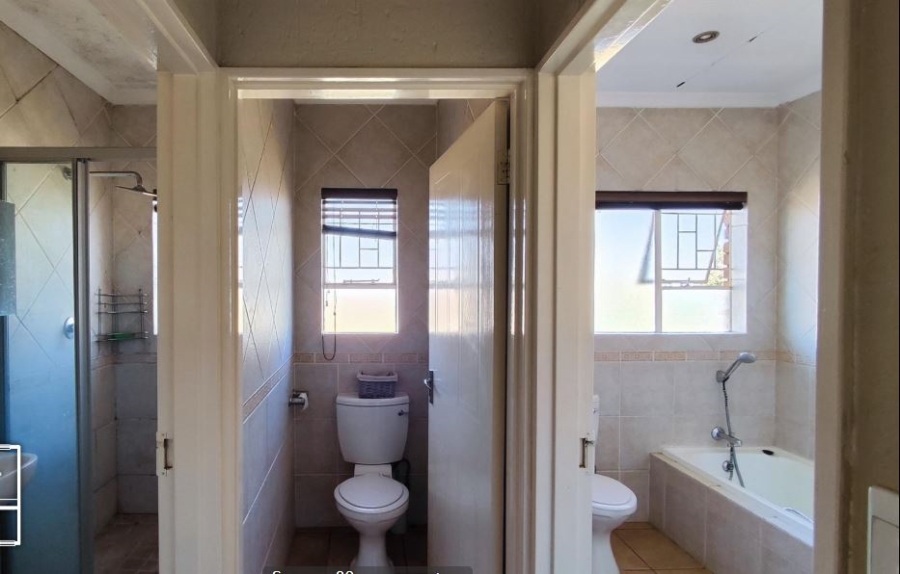 5 Bedroom Property for Sale in Glen Marais Gauteng