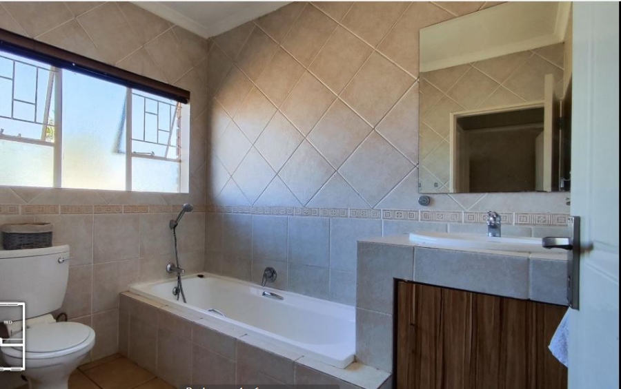 5 Bedroom Property for Sale in Glen Marais Gauteng