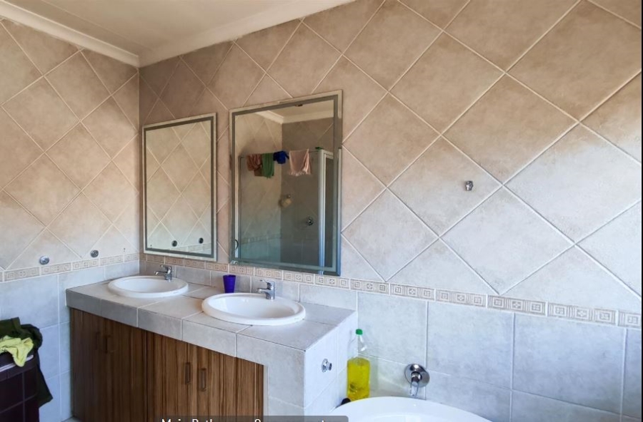 5 Bedroom Property for Sale in Glen Marais Gauteng