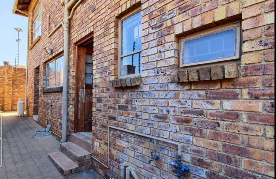 5 Bedroom Property for Sale in Glen Marais Gauteng