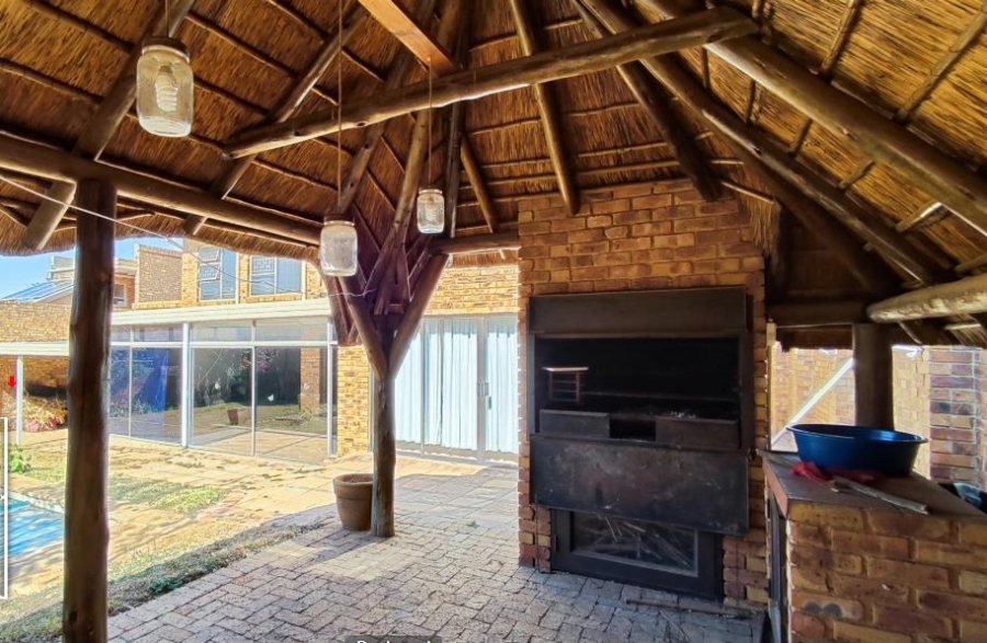 5 Bedroom Property for Sale in Glen Marais Gauteng