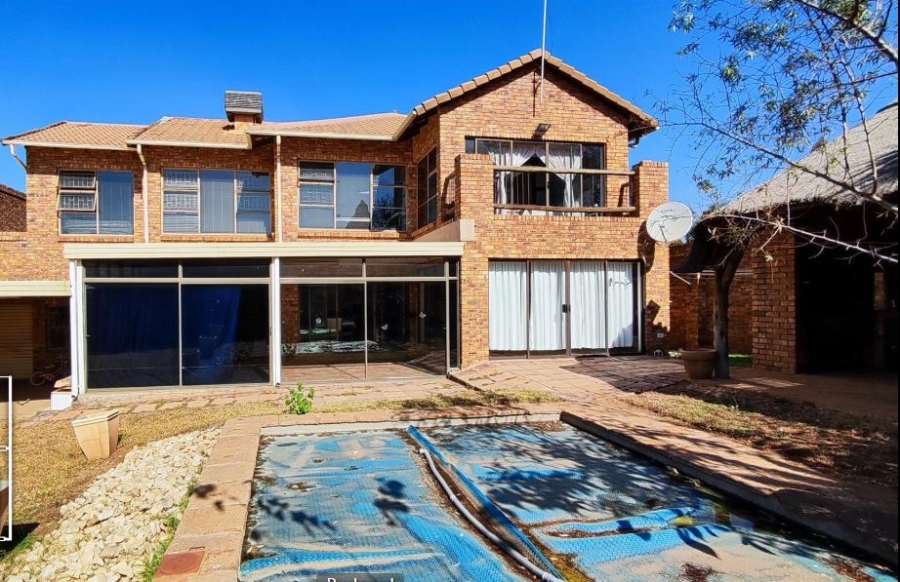 5 Bedroom Property for Sale in Glen Marais Gauteng