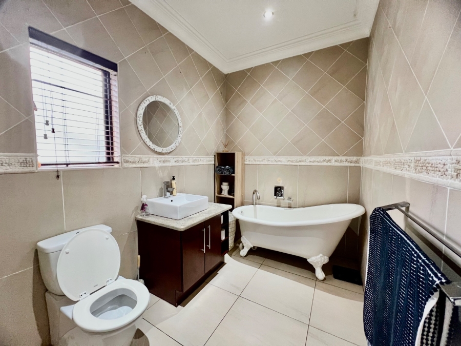 To Let 5 Bedroom Property for Rent in Silver Lakes Golf Estate Gauteng