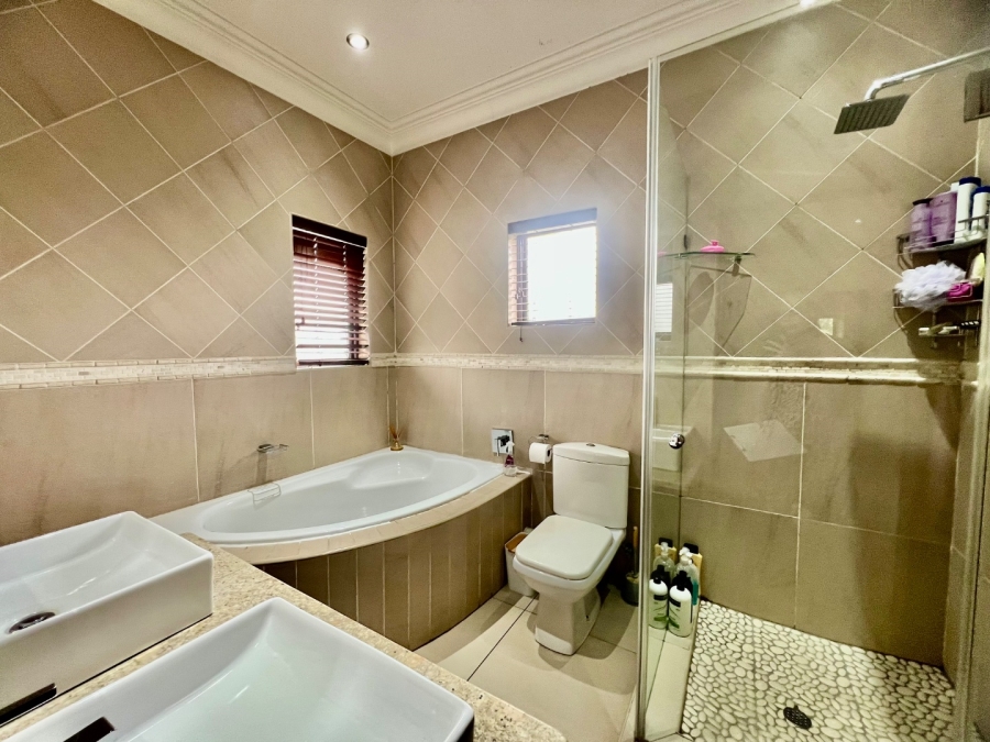 To Let 5 Bedroom Property for Rent in Silver Lakes Golf Estate Gauteng