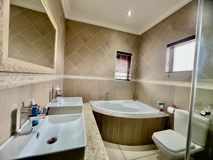 To Let 5 Bedroom Property for Rent in Silver Lakes Golf Estate Gauteng