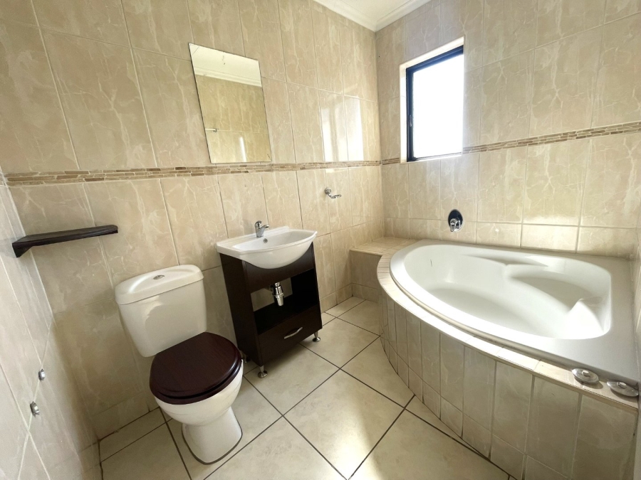 To Let 3 Bedroom Property for Rent in Thatchfield Close Gauteng