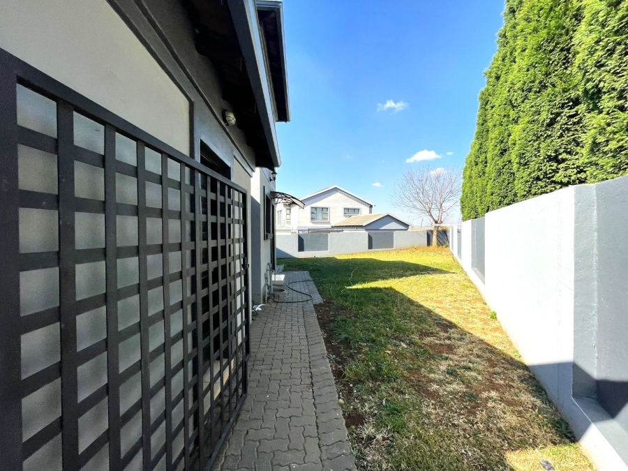 To Let 3 Bedroom Property for Rent in Thatchfield Close Gauteng