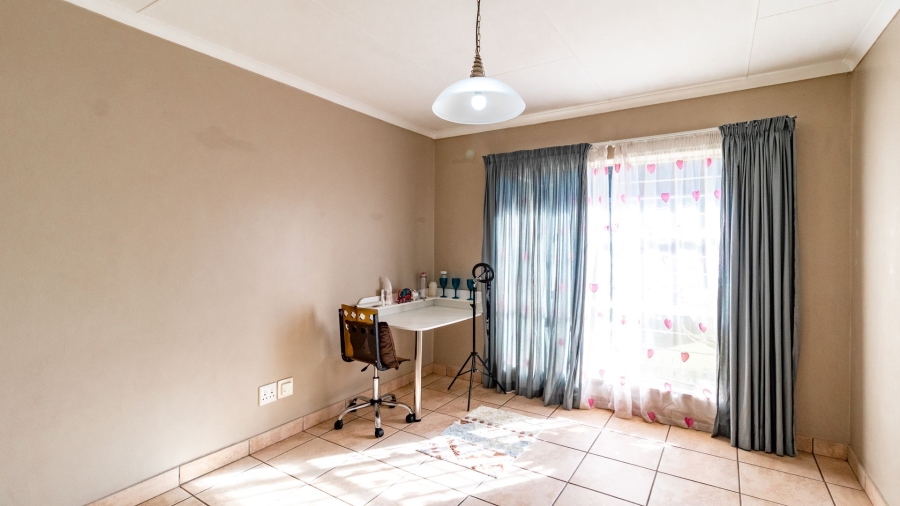 5 Bedroom Property for Sale in Van Riebeeck Park Gauteng