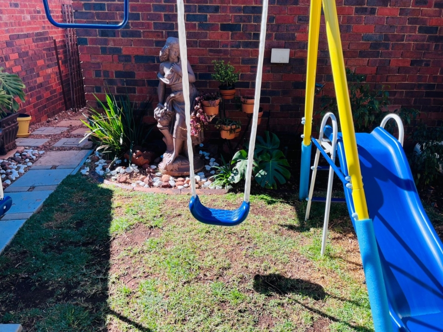 To Let 2 Bedroom Property for Rent in Weltevreden Park Gauteng