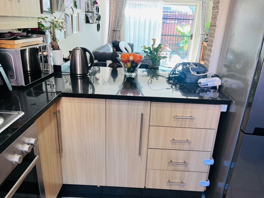 To Let 2 Bedroom Property for Rent in Weltevreden Park Gauteng