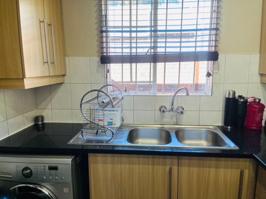 To Let 2 Bedroom Property for Rent in Weltevreden Park Gauteng