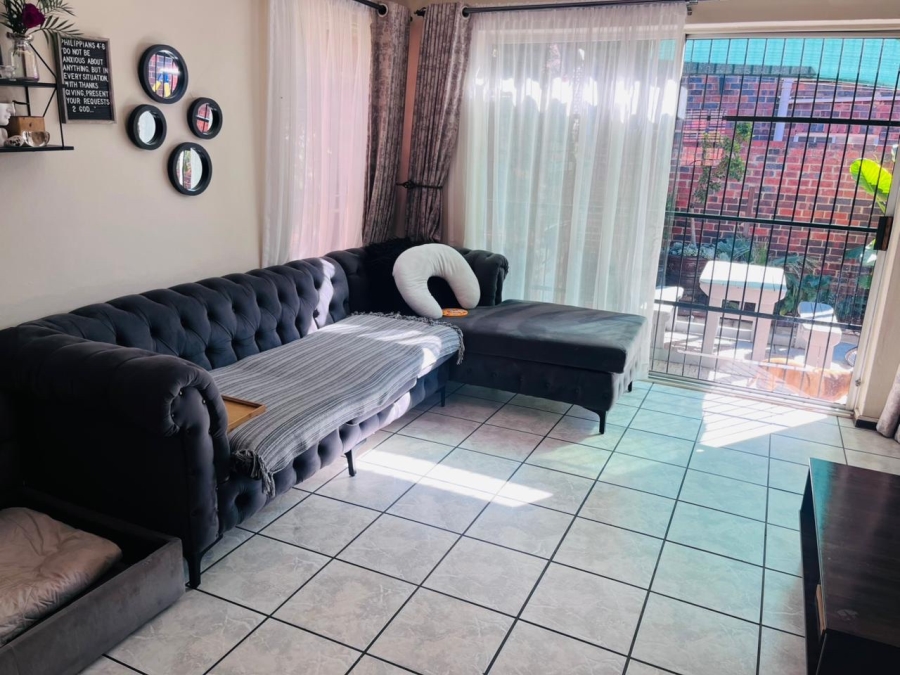 To Let 2 Bedroom Property for Rent in Weltevreden Park Gauteng