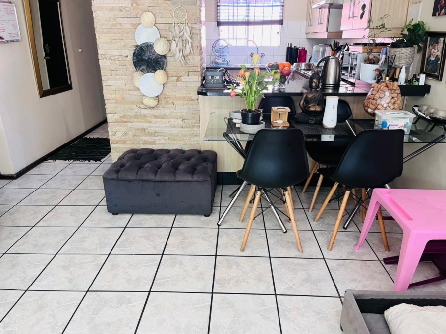 To Let 2 Bedroom Property for Rent in Weltevreden Park Gauteng