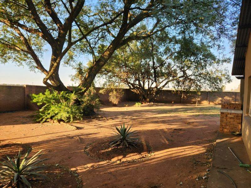To Let 4 Bedroom Property for Rent in Tarlton Gauteng