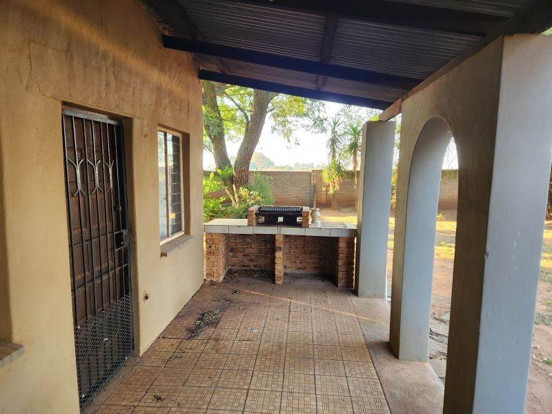 To Let 4 Bedroom Property for Rent in Tarlton Gauteng