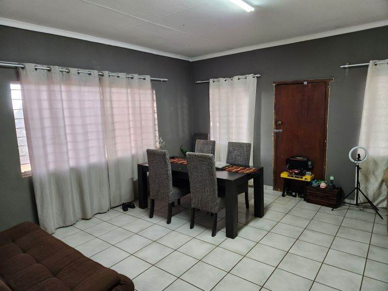 To Let 4 Bedroom Property for Rent in Tarlton Gauteng