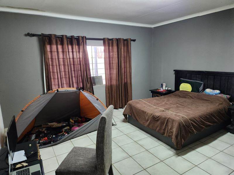 To Let 4 Bedroom Property for Rent in Tarlton Gauteng