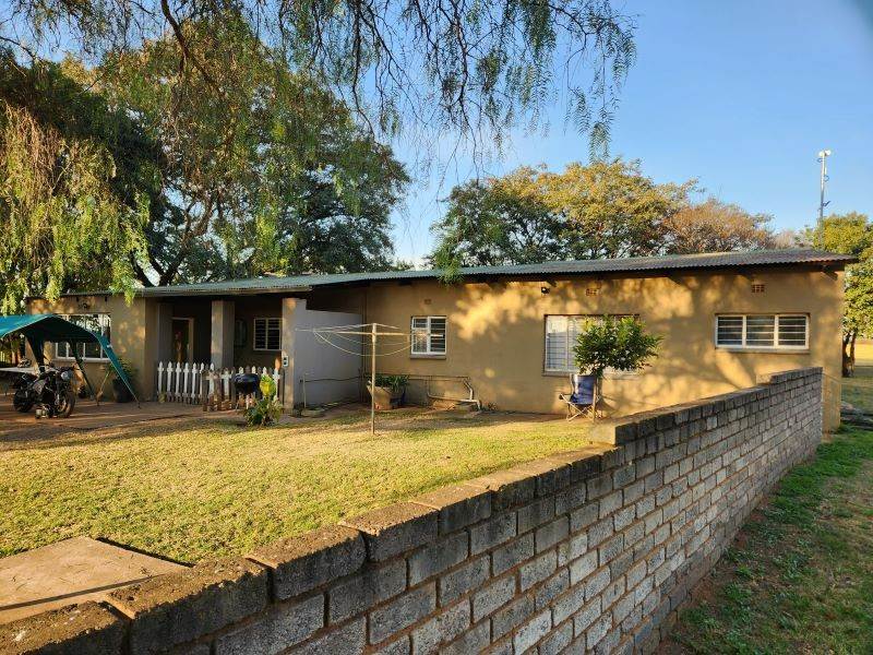 To Let 4 Bedroom Property for Rent in Tarlton Gauteng