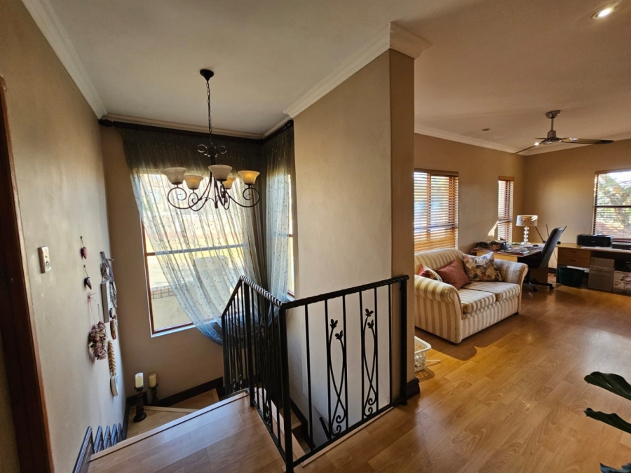5 Bedroom Property for Sale in Moreleta Park Gauteng