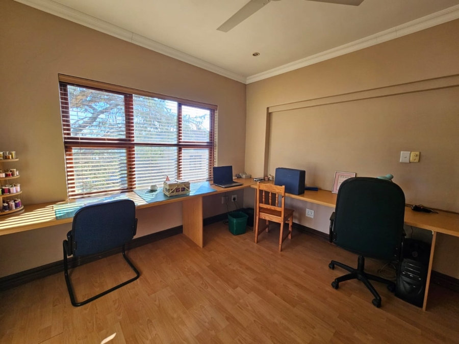 5 Bedroom Property for Sale in Moreleta Park Gauteng