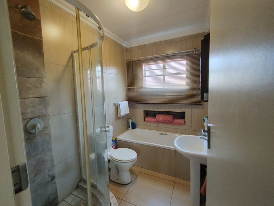 2 Bedroom Property for Sale in Andeon Gauteng