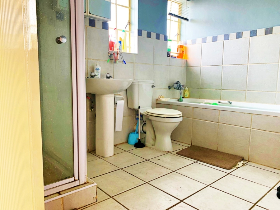 2 Bedroom Property for Sale in Amberfield Crest Estate Gauteng