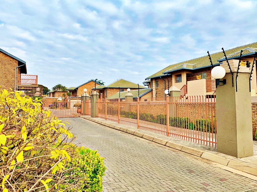 2 Bedroom Property for Sale in Amberfield Crest Estate Gauteng