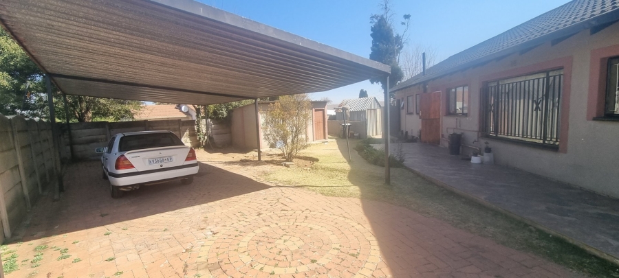 4 Bedroom Property for Sale in Crystal Park Gauteng