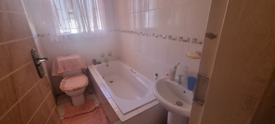 4 Bedroom Property for Sale in Crystal Park Gauteng