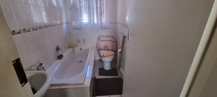 4 Bedroom Property for Sale in Crystal Park Gauteng