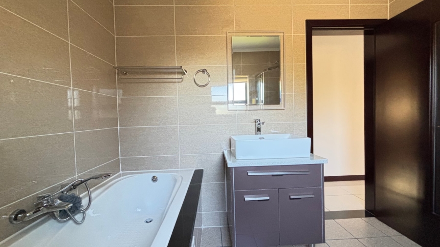 To Let 3 Bedroom Property for Rent in Blue Hills Gauteng