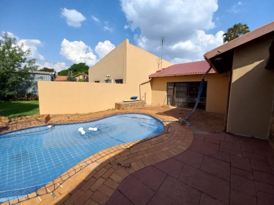 4 Bedroom Property for Sale in Eldoraigne Gauteng