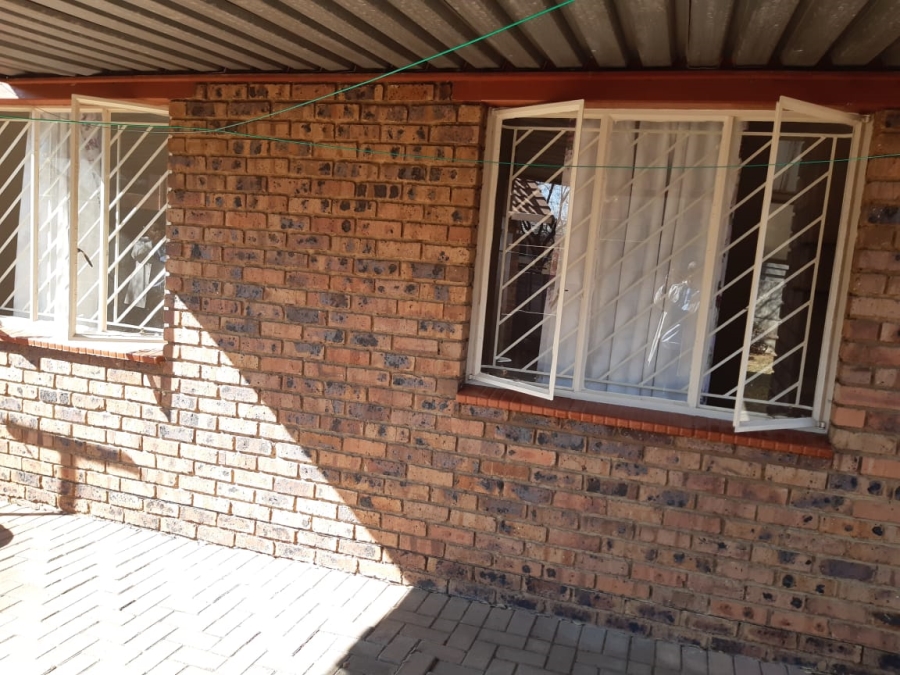 To Let 2 Bedroom Property for Rent in Mondeor Gauteng