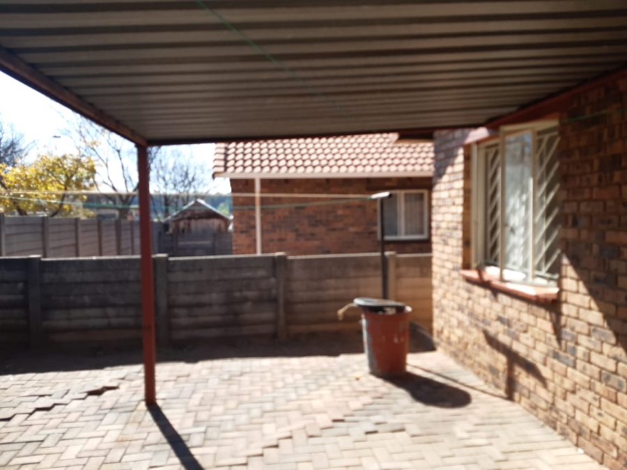 To Let 2 Bedroom Property for Rent in Mondeor Gauteng