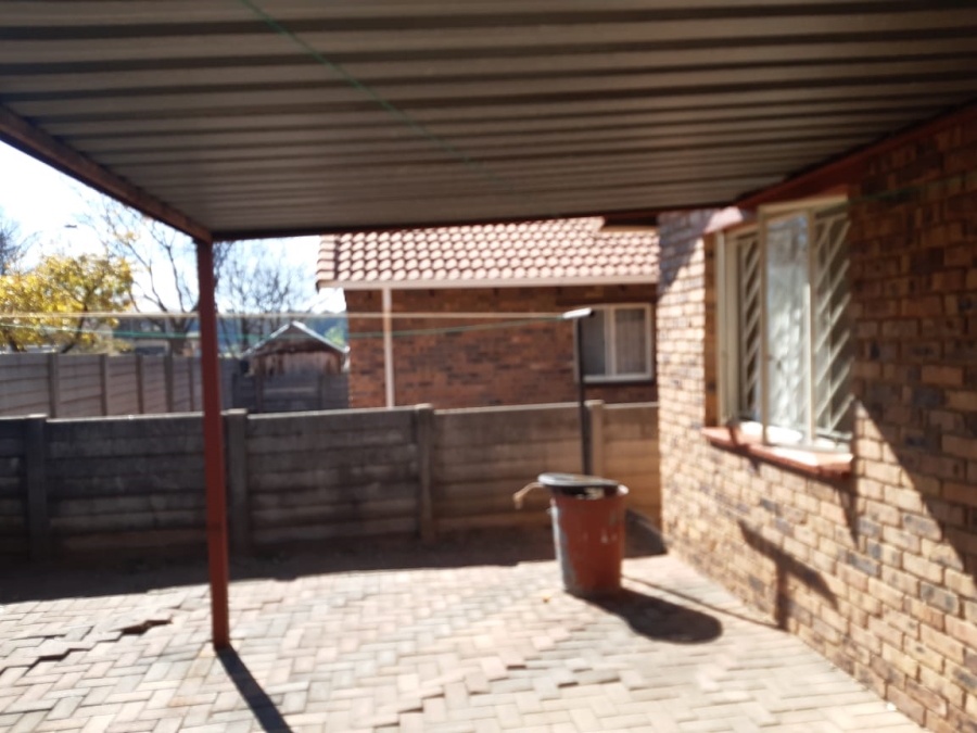 To Let 2 Bedroom Property for Rent in Mondeor Gauteng