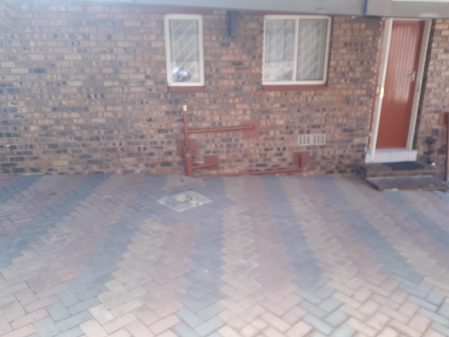 To Let 2 Bedroom Property for Rent in Mondeor Gauteng